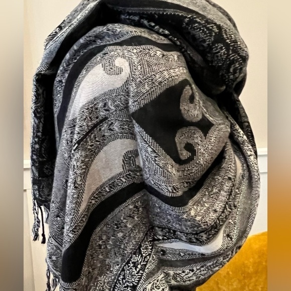 Scarf. Beautiful black and taupe print scarf. - Picture 5 of 6